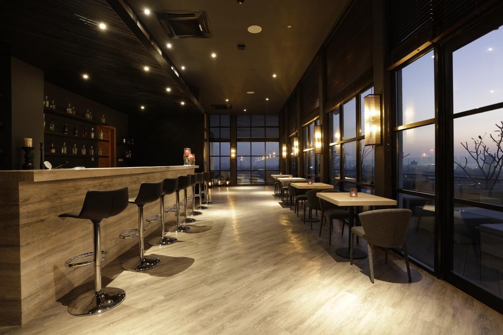 Отель Jetwing Colombo Seven Экстерьер фото