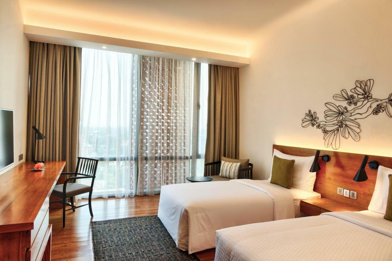 Отель Jetwing Colombo Seven Экстерьер фото