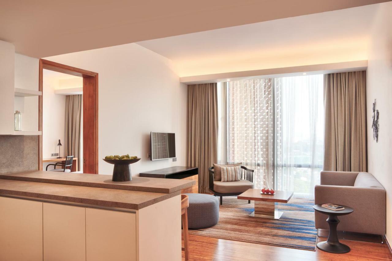 Отель Jetwing Colombo Seven Экстерьер фото