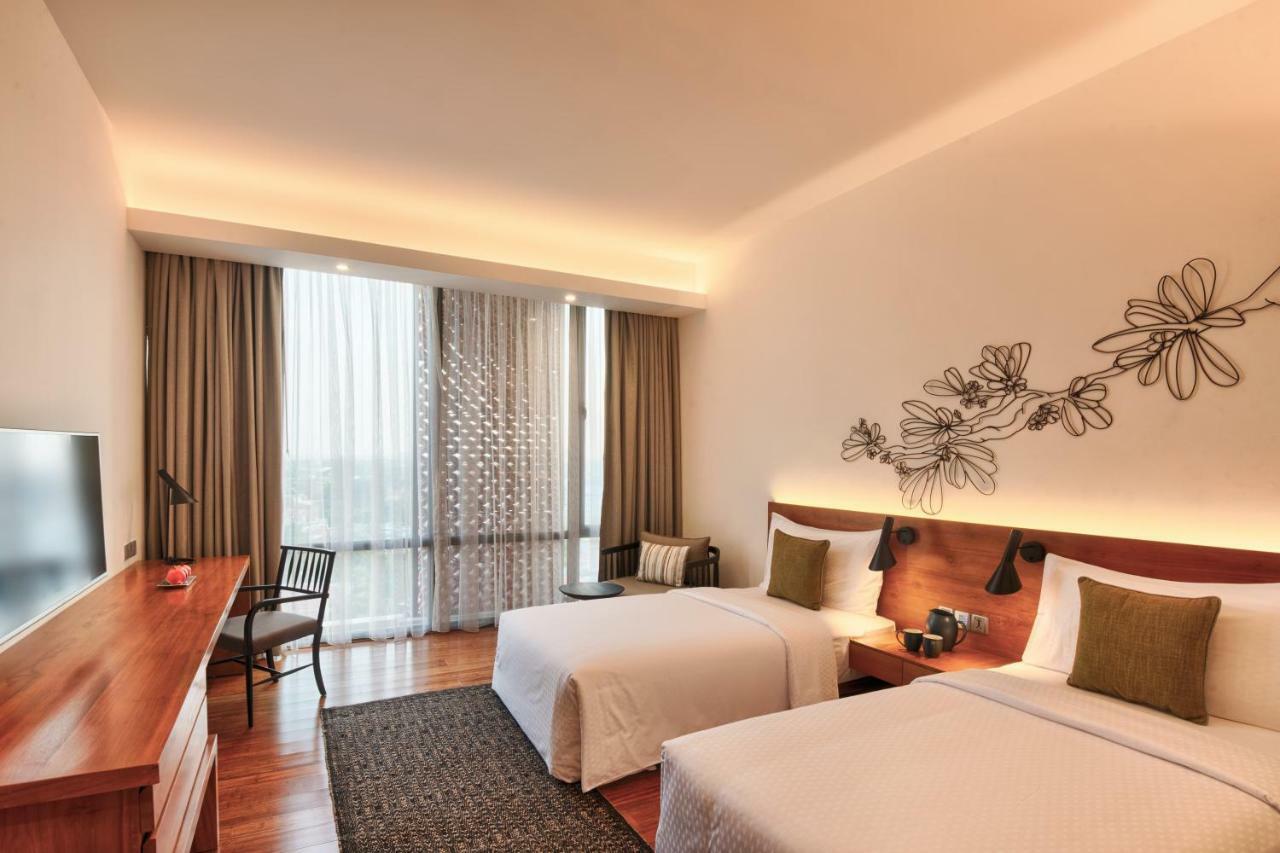 Отель Jetwing Colombo Seven Экстерьер фото