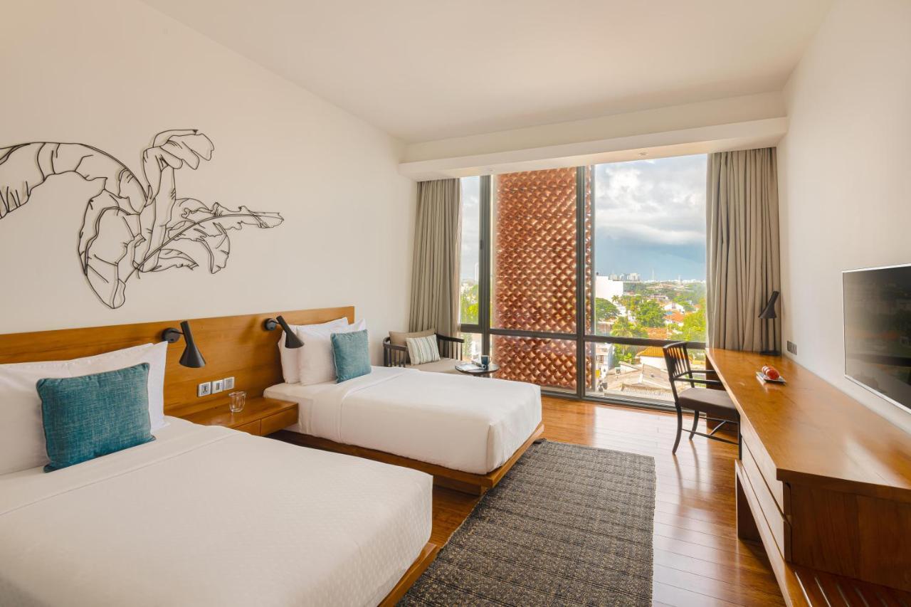 Отель Jetwing Colombo Seven Экстерьер фото